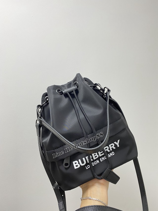 Burberry專櫃新款皮肩帶收納小水桶包 巴寶莉經典休閒肩背女包 yxb1436